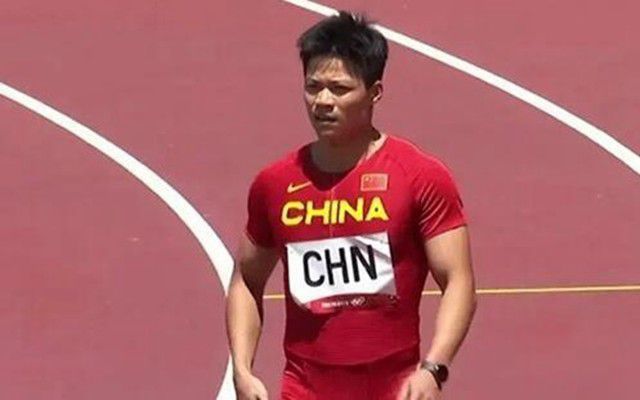 第48分钟，热那亚前场发动进攻，艾库班禁区内头球摆渡，古德蒙德森跟进凌空垫射破门，热那亚扳平，1-1！